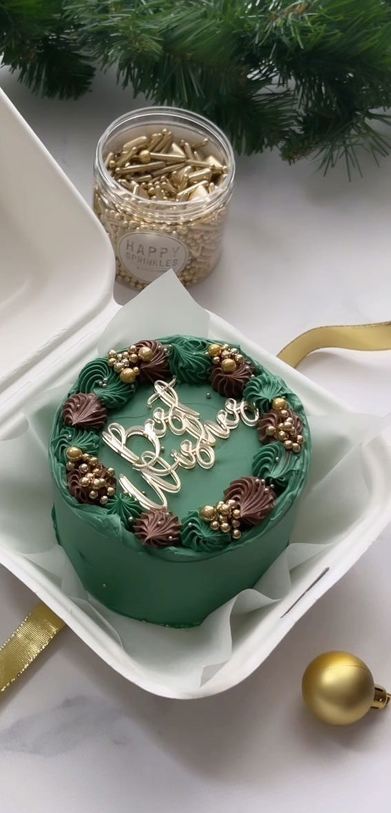 Festive Cake Ideas for Winter Wonderland Delights : Emerald Green Wreath Cake