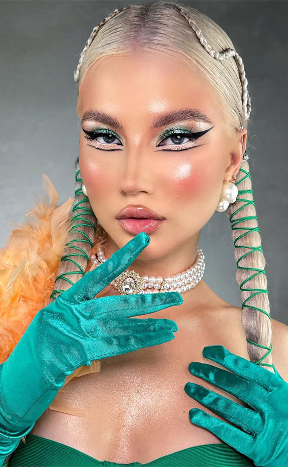 22 Glam Festive Season Makeup Ideas : Green Eyeshadow + Playful Graphic Lines
