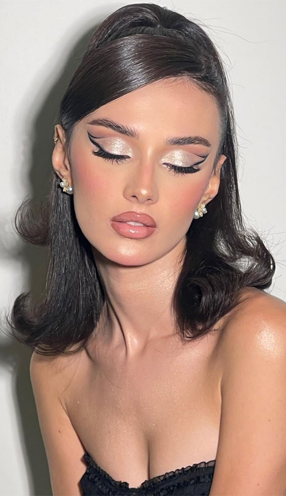 22 Glam Festive Season Makeup Ideas : Shimmery Light Gold + Graphic Liners