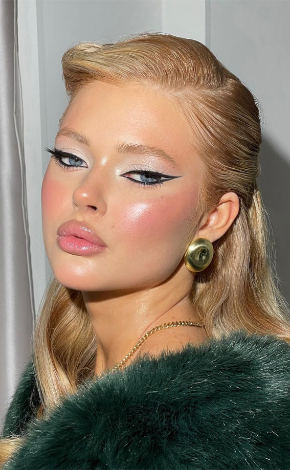 22 Glam Festive Season Makeup Ideas : Shimmery Silver Eyeshadow + Graphic Liner