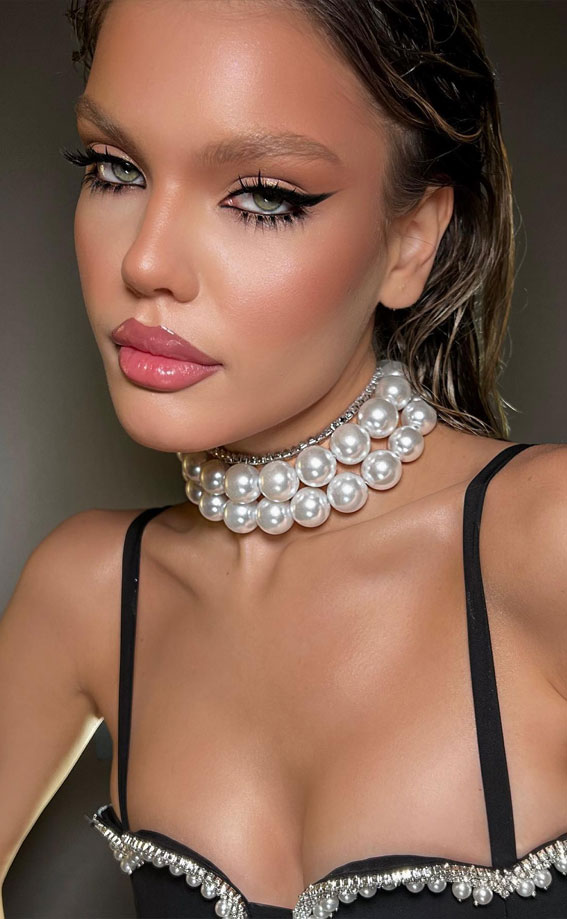 22 Glam Festive Season Makeup Ideas : Subtle Eyeshadow + Glossy Pink Lips
