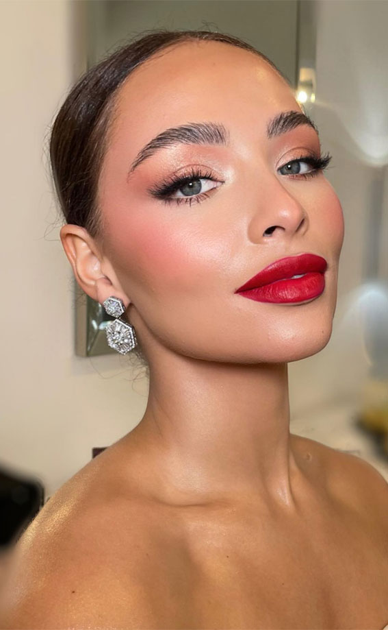 22 Glam Festive Season Makeup Ideas : Red Lips + Rosy Eyeshadow