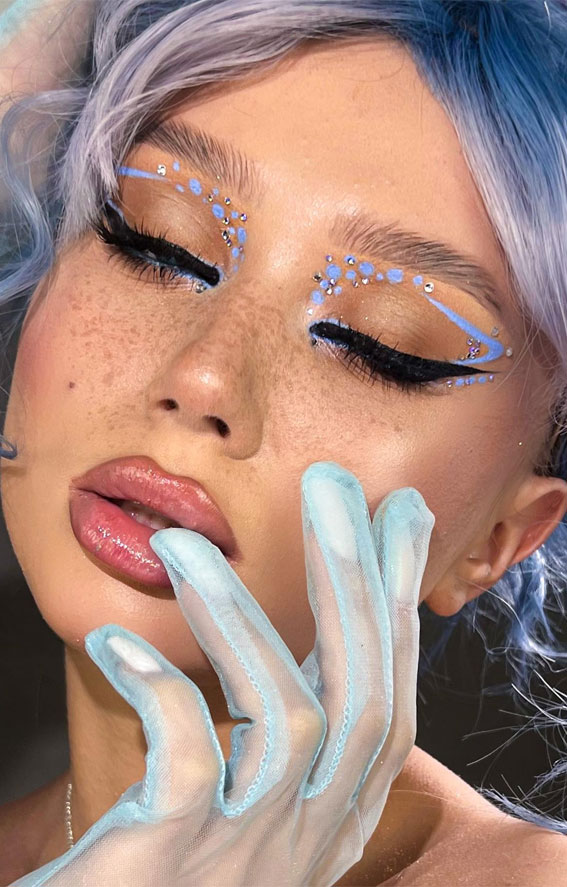 35 Festival-Ready Makeup Inspirations : Glam Blue Sky Graphic Lines
