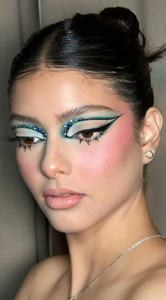 35 Festival-Ready Makeup Inspirations : Graphic Galaxy Glam