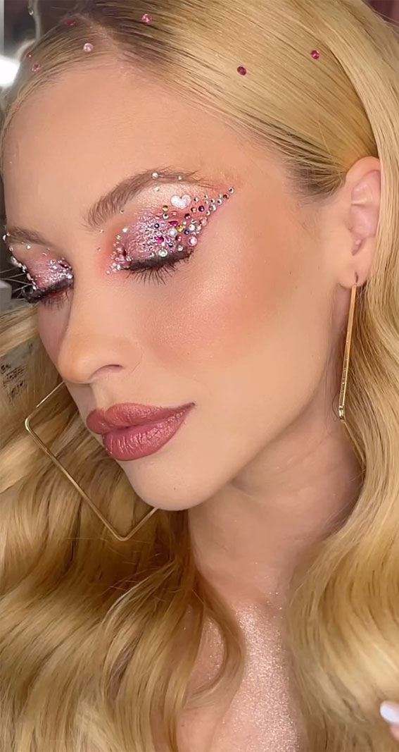 35 Festival-Ready Makeup Inspirations : Pink and Pearl