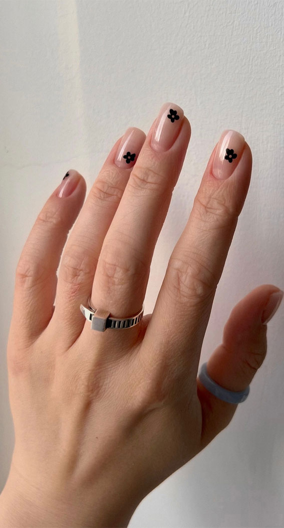 30 Minimalist Nails That’re Proved Less is More : A Daisy on Nude Nail Design