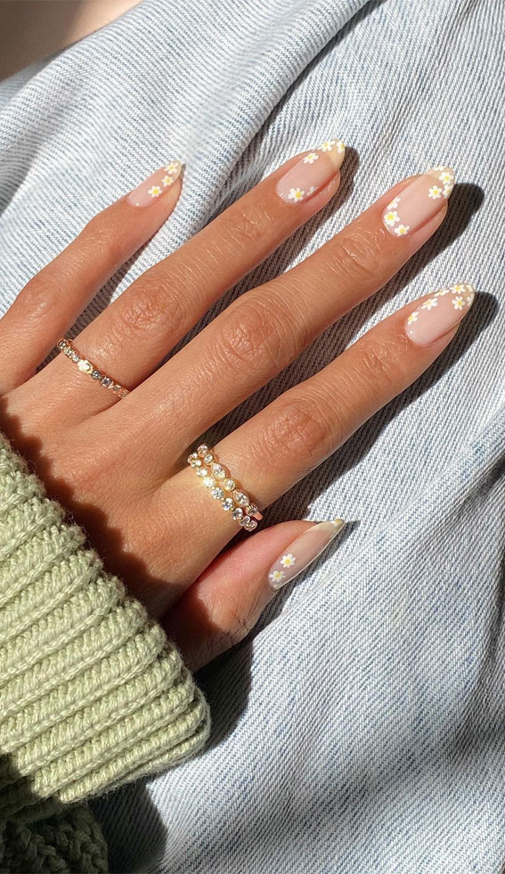 35 Trendsetting Nail Designs for the Season : White Daisies on Natural Nails