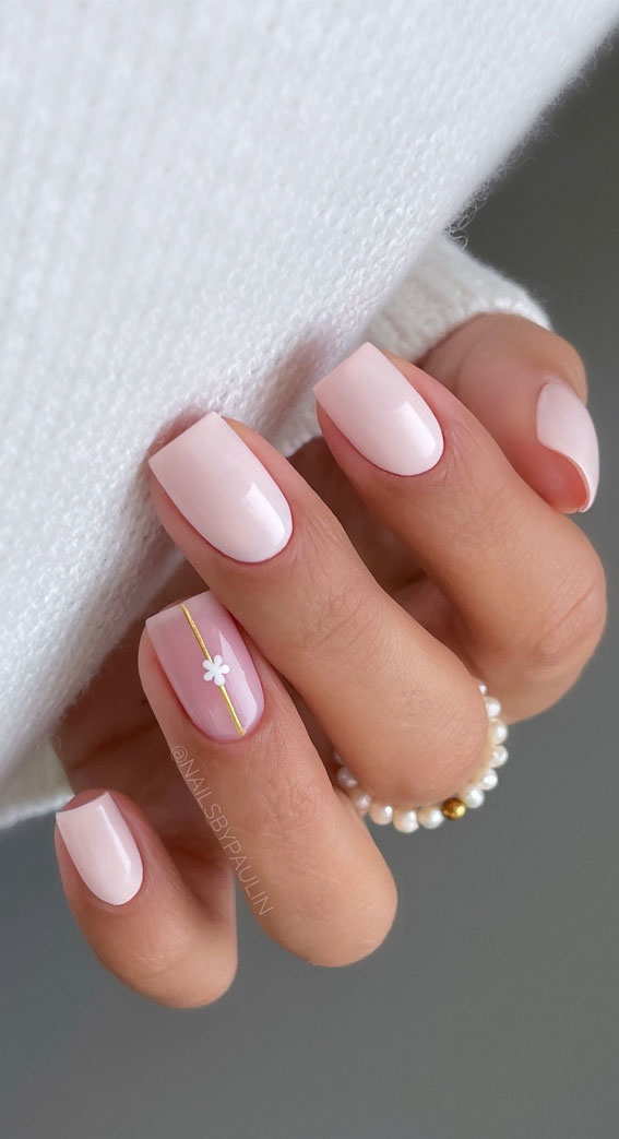 35 Trendsetting Nail Designs for the Season : Minimalist Pink Nails with A Daisy