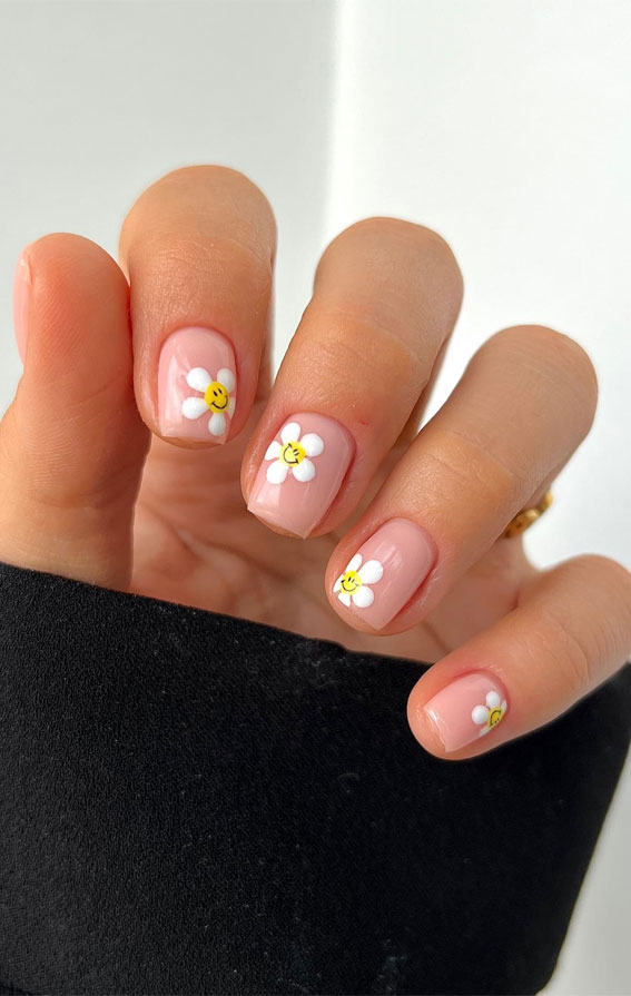 35 Trendsetting Nail Designs for the Season : Smiley Daisy Nails