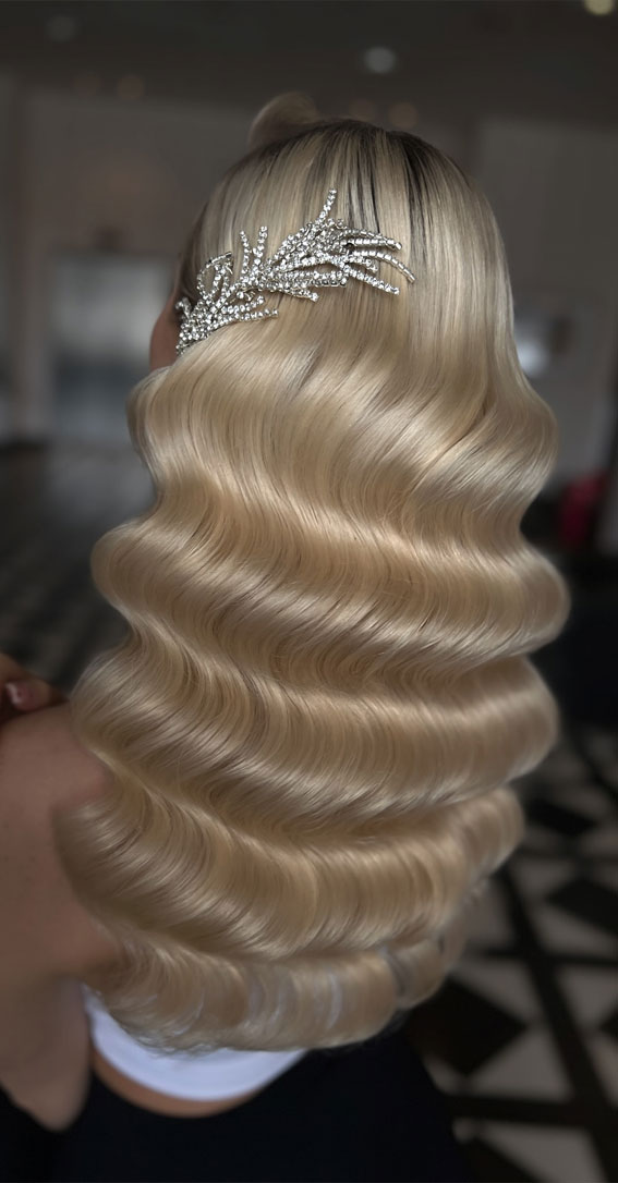 35 Creative Hairdos for Every Occasion : Champagne Blonde Hollywood Waves