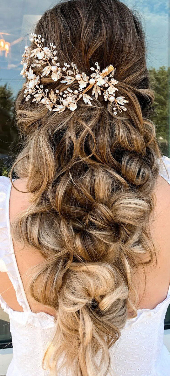 35 Creative Hairdos for Every Occasion : Whimsy Cascading Downstyle