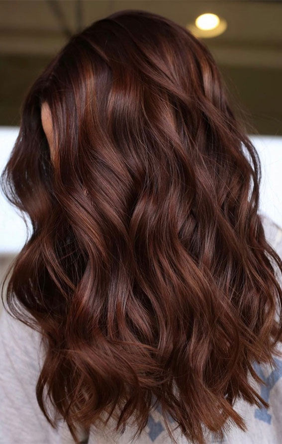 15 Dark Chestnut Hair Colour Ideas for a Timeless Look : Chestnut Waves with Auburn Lowlights