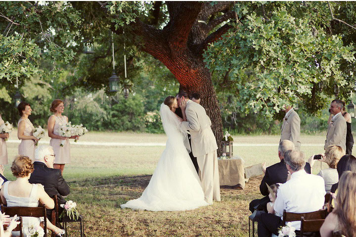 Romantic wedding ceremony under oak tree | itakeyou.co.uk #wedding #rusticwedding #romantic