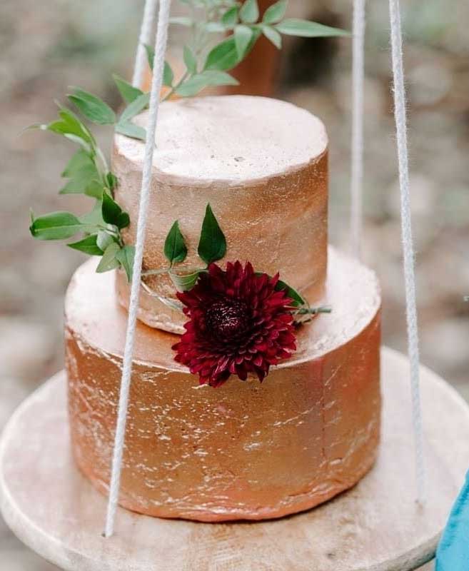 Two tier copper wedding cake with burgundy flower #weddingcake #wedding #copper #cake #autumnwedding