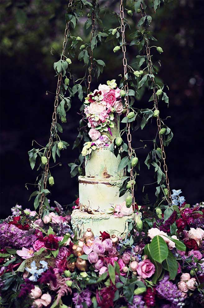 Hanging wedding cake - wedding cake ideas #wedding #weddingcake #cake 
