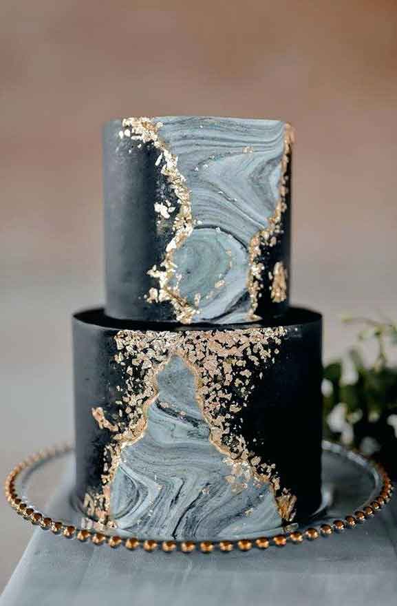 Breathtaking black wedding cakes - elegant wedding cake #moodyweddingcake #blackweddingcake #wedding #weddingcake
