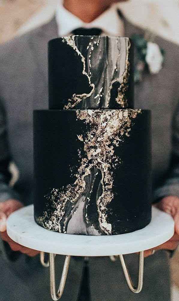35 Breathtaking black wedding cakes for eternal couple