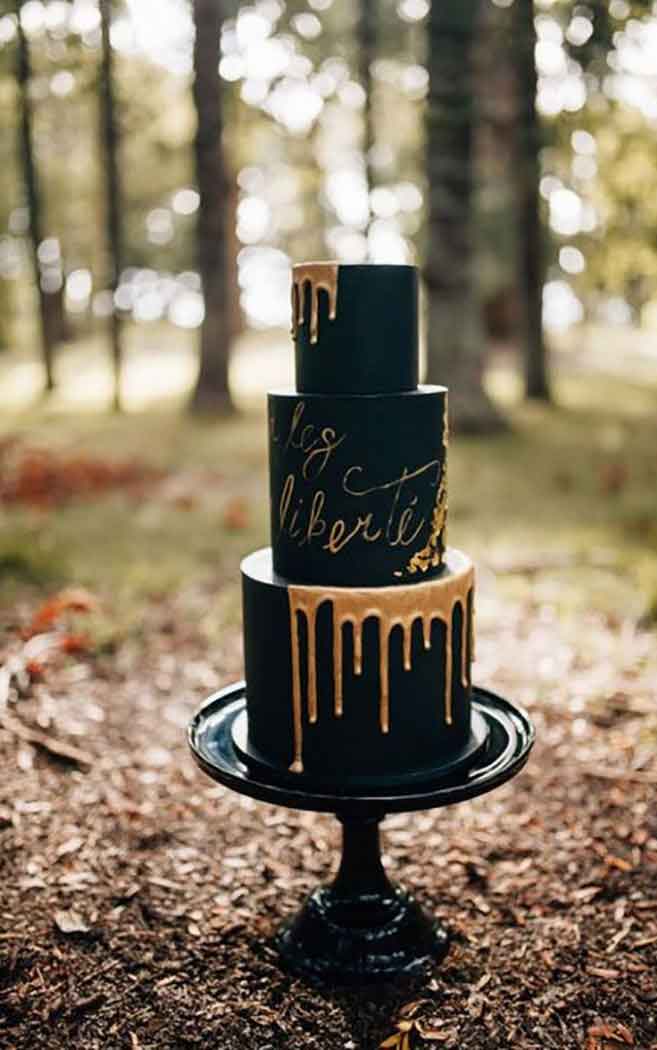 35 Breathtaking black wedding cakes - elegant wedding cake #moodyweddingcake #blackweddingcake #wedding #weddingcake