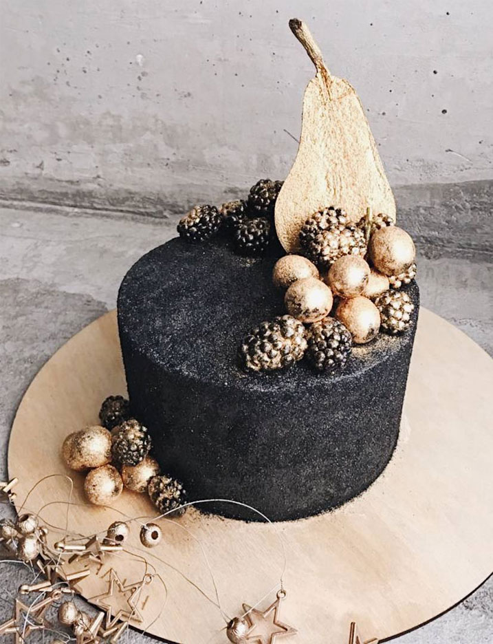 35 Breathtaking black wedding cakes for eternal couple
