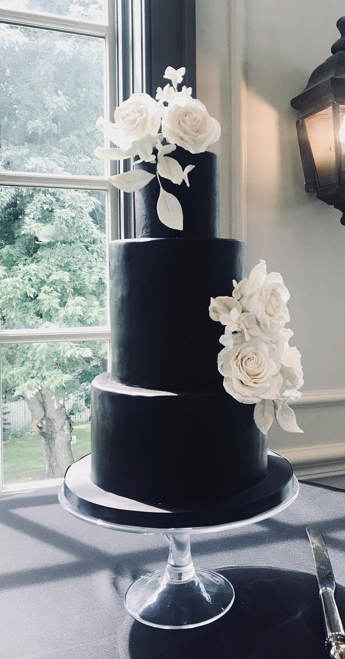 35 Breathtaking black wedding cakes - elegant wedding cake #moodyweddingcake #blackweddingcake #wedding #weddingcake