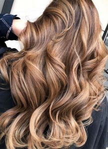 honey Balyage, brunette, blond balayage highlights, hair color ideas, hair color for over 50s ideas, best hair color 2020, best hair color to look younger, hair color 2019 female, brown hair color, hair color with highlights, brown hair with highlights , balayage hair ideas, balayage root shadow, babylights