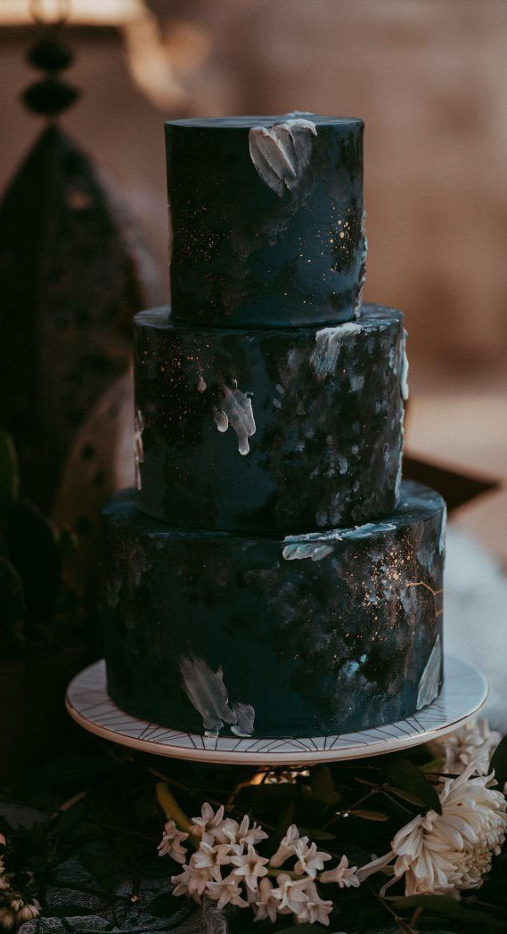 dark blue wedding cake, celestial wedding cake , moon and star wedding cake #weddingcake #celestial