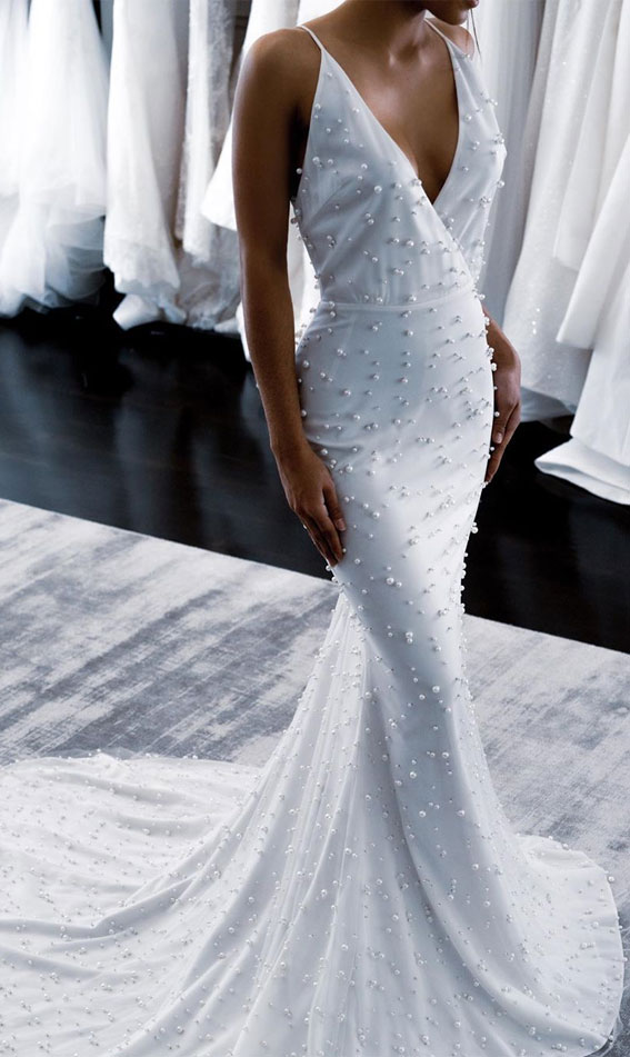simple wedding dress, elegant wedding dress, minimalist wedding dress 