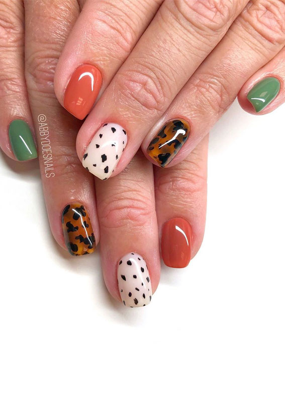 mismatched animal print nails, nail trends 2020, different color nails on each hand, leopard nails, nail designs, nail art, animal print nails , nail designs 2020, leopard print nails, leopard print nails 2020, leopard nails design, cheetah nails, animal print nails 2020