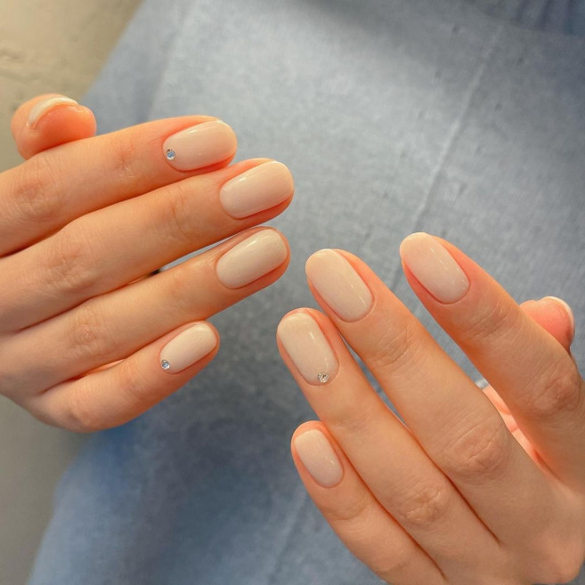 neutral nail colors, short nude nails, simple spring nails, neutral color nail designs 2022, neutral nail designs 2022, neutral nail colors 2022, classy nude nails, natural nude nails, cute neutral nail designs