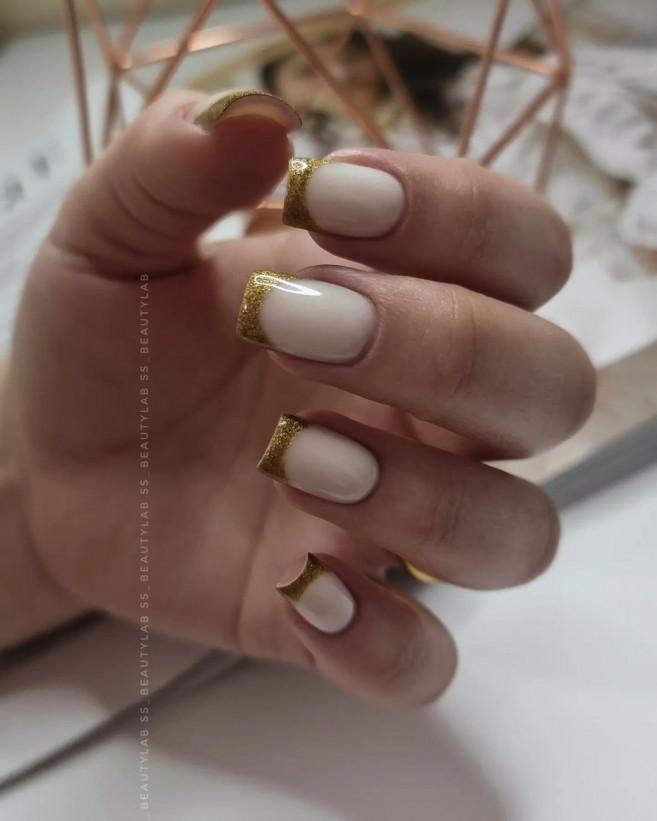 neutral nails gold tips, gold french tip white nails, spring nails 2022