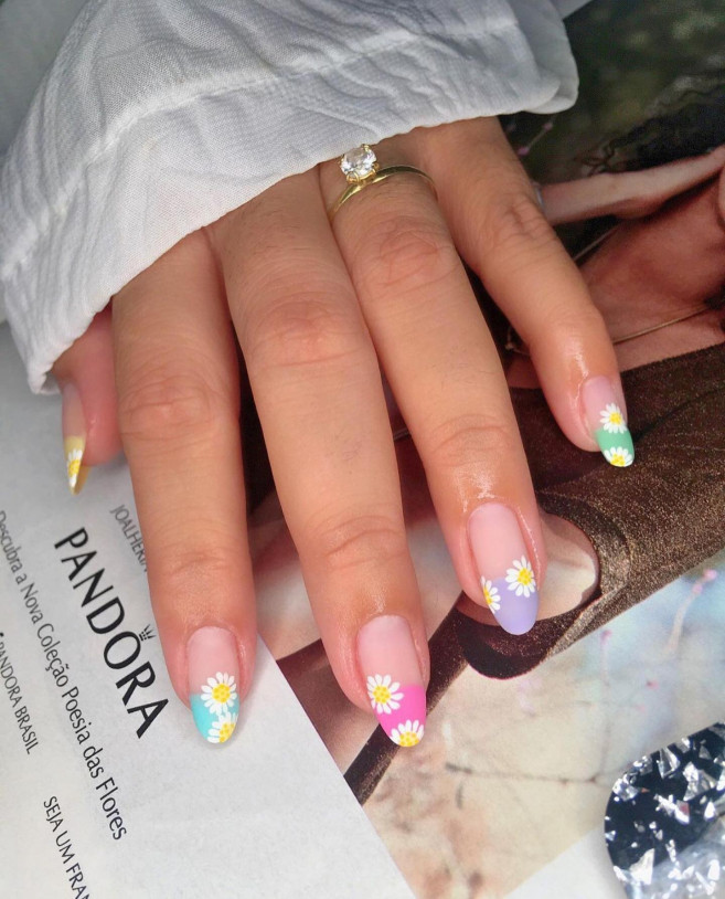 30 Cute Ways To Wear Pastel Nails : Pastel Abstract Tip with Daisies