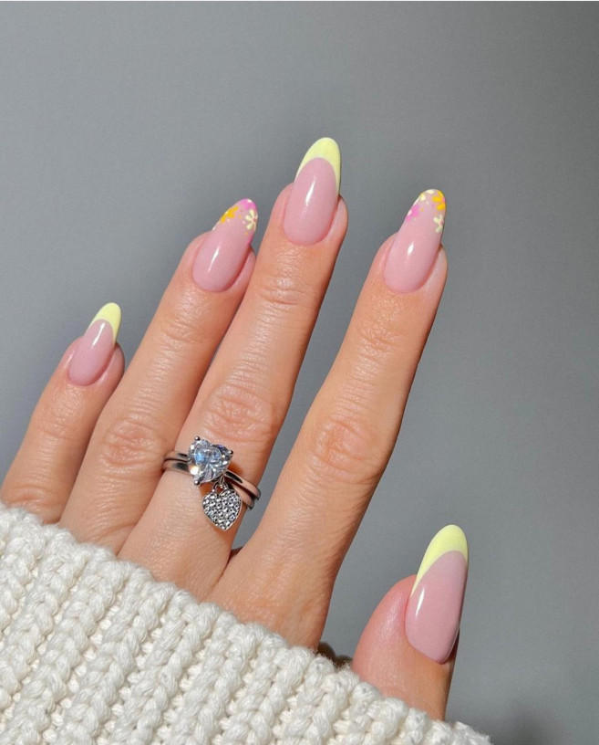 30 Cute Easter Nail Designs 2022 : Daisy & Yellow Tip Nails