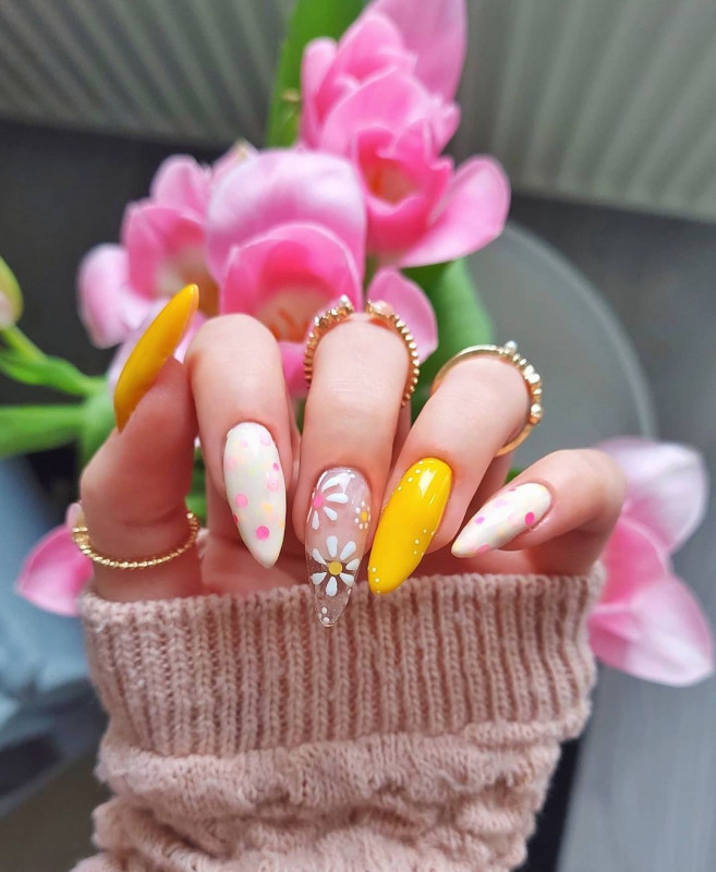 30 Cute Easter Nail Designs 2022 : White, Yellow & Daisy Clear Nails