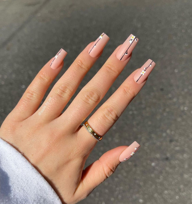 spring nails 2022, spring nail ideas, pastel nails, floral nails, flower nail designs 2022, daisy nails, french tip nails, colored french tip nails