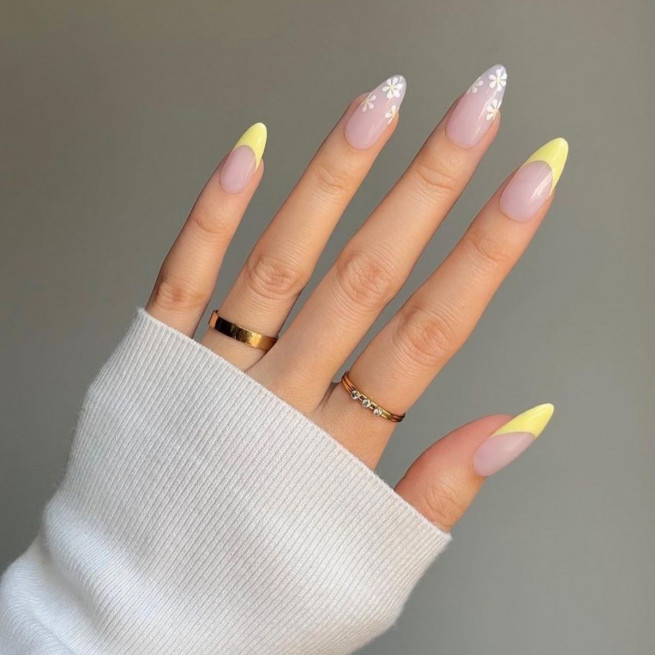40 The Chicest Nail Art That You Need To Try Out : Pastel Yellow & Daisy Tips