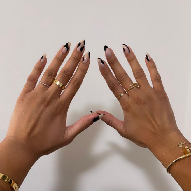 40 The Chicest Nail Art That You Need To Try Out : Black Negative Space Nude Nail Art