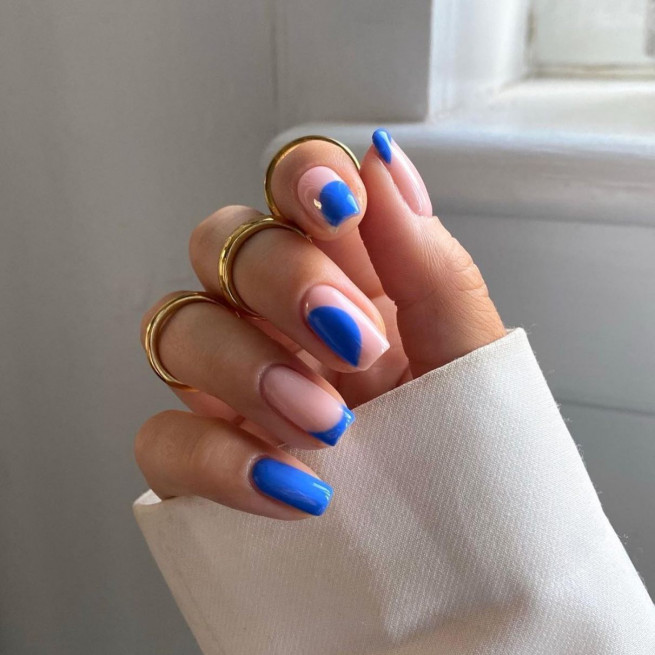 40 The Chicest Nail Art That You Need To Try Out : Bright Blue Abstract Nail Art