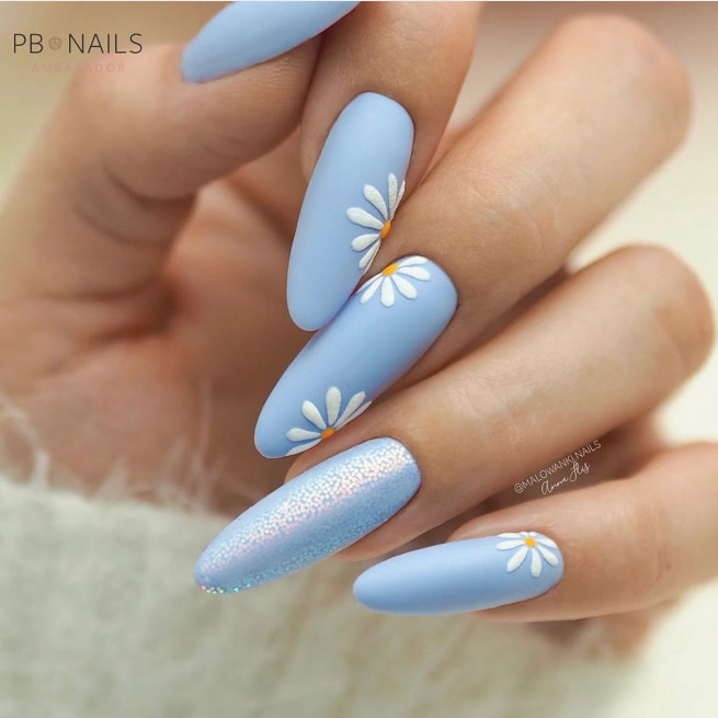 50 The Cutest Spring Nails Ever : Baby Blue Almond Nails with Daisies