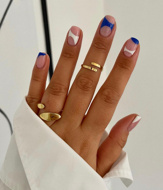40 The Chicest Nail Art That You Need To Try Out : Blue and White Abstract Short Nail Art
