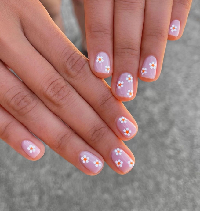50 Trendy Pink Nails That’re Perfect For Spring : Short Nails with Daisies