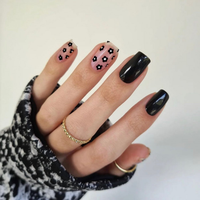 40 The Chicest Nail Art That You Need To Try Out : Black Flower & Black Short Nail Art