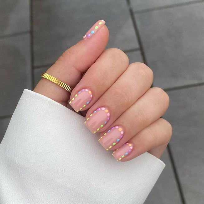 40 The Chicest Nail Art That You Need To Try Out : Gradient Pastel Dot Outline Short Nail Art