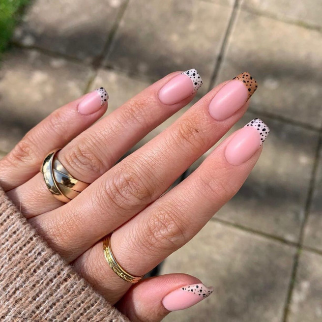 40 The most beautiful Easter nails : Speckled Egg French Tip Nails