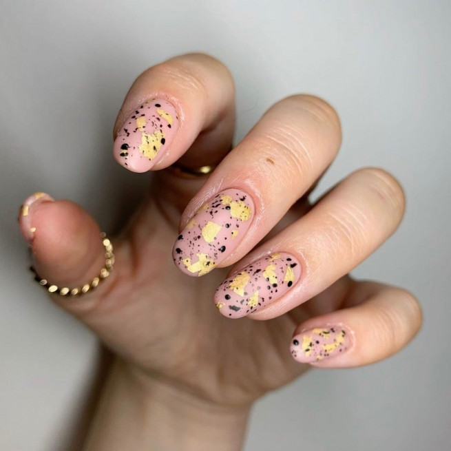 40 The Most Beautiful Easter Nails : Speckled Egg Nails with Gold Flakes