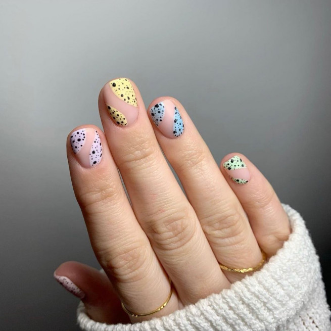 40 The most beautiful Easter nails : Speckled Egg Negative Space Short Nail Art