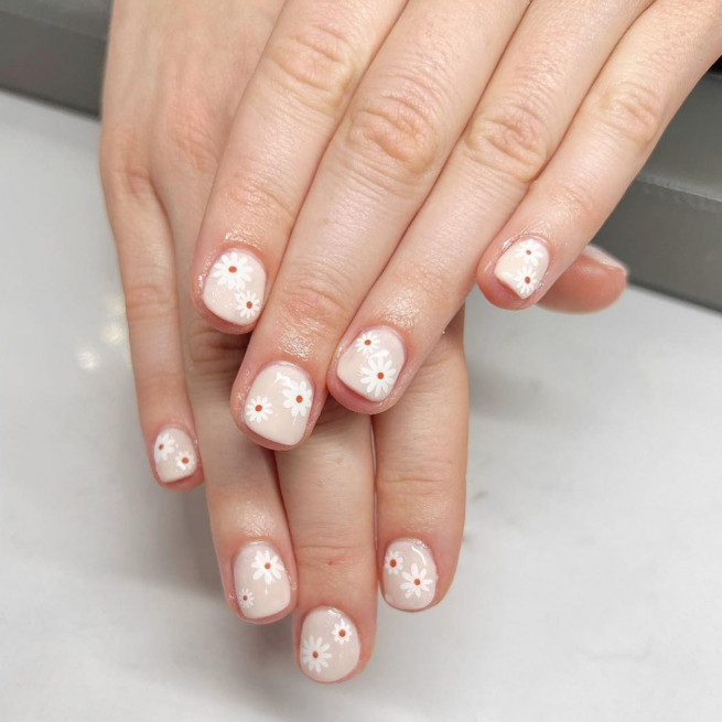 50 Pretty Floral Nail Designs : Daisy Short Nude Nails