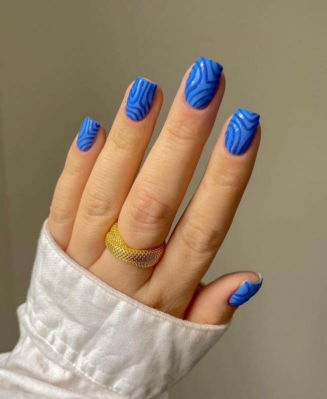 40 Gorgeous Royal Blue Nail Designs : Embossed Swirl Short Nails