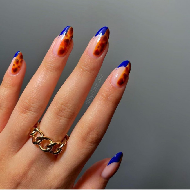 tortoiseshell and royal blue nails, half royal blue half tortoiseshell nails, royal blue nail art, summer nail art