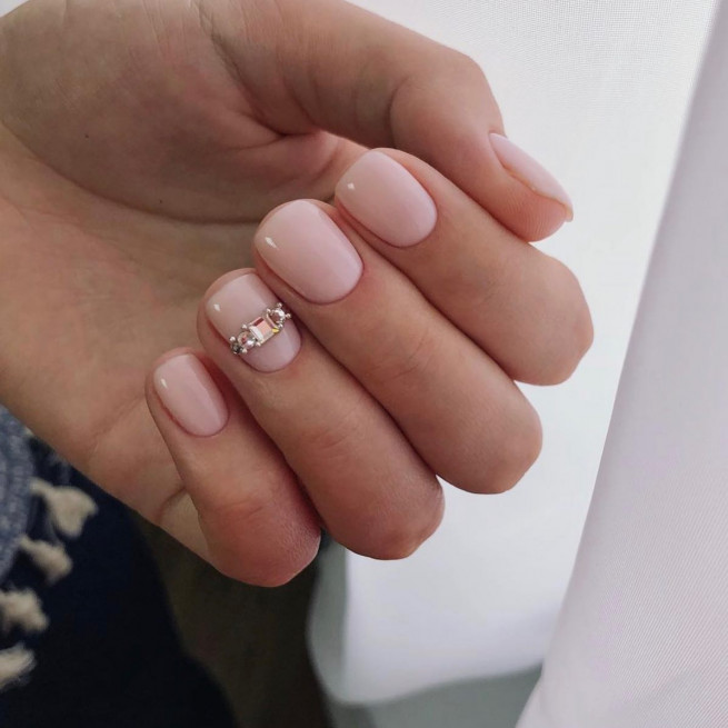 50 Best Wedding Day Nails for Every Style : Rhinestone Short Nail Art