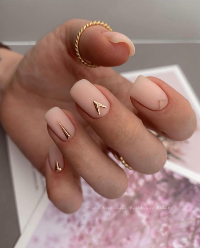 50 Best Wedding Day Nails for Every Style : Matte Nails with Gold Details